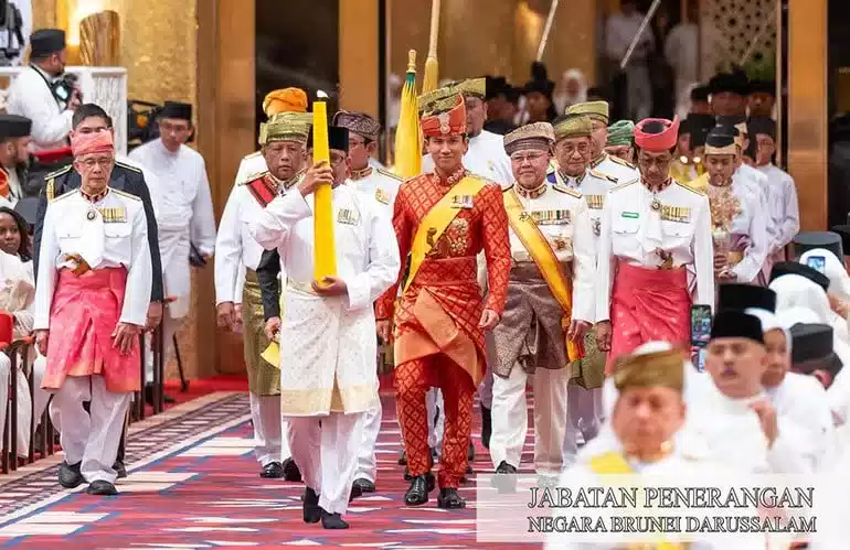 5 Foto Pangeran Mateen Jalani Berbedak Pengantin Diraja 1 Motif Ketupat Keemasan Yang Menghiasi Sekujur Busananya Sukses Memancarkan Aura Kemewahan