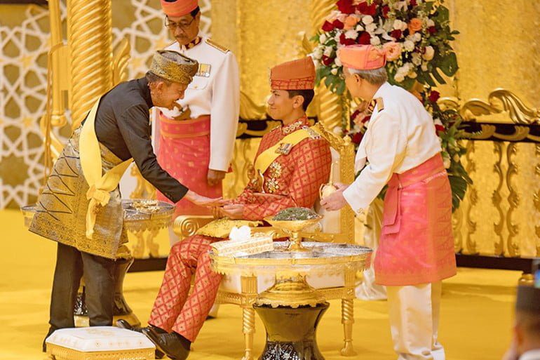 kedua calon pengantin akan dibedakkan oleh anggota senior keluarga sebagai simbol