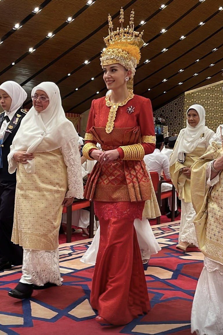Anisha Rosnah, Berbalut Gaun Merah yang Dilapisi Semacam Korset dan Peplum.