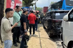 Mobil Rombongan Anies-Cak Imin Alami Kecelakaan Beruntun Di Madura 1 Mobil Rombongan Anies