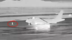 Mengerikan, Video Detik-Detik Pria Tewas Kesedot Mesin Pesawat 4 Video Detik-Detik Pria Tewas Kesedot Mesin Pesawat