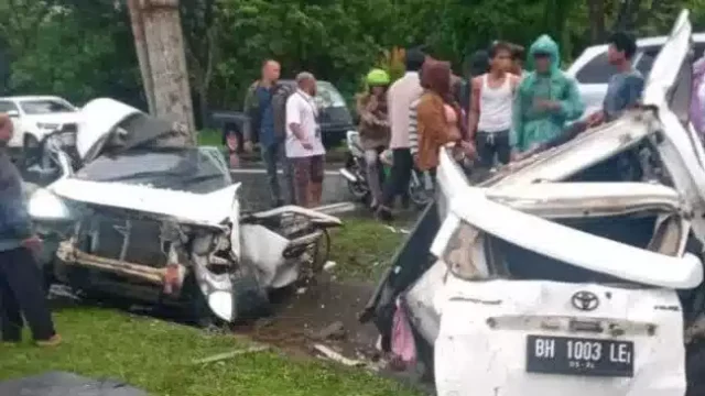 Tragis! Mobil Avanza Veloz Terbelah 2 Bagian Setelah Tabrak Tiang Baliho 1 Tragis! Mobil Avanza Veloz Terbelah 2 Bagian Setelah Tabrak Tiang Baliho