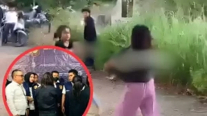 Pasca Pengakuan, Dua Gadis Duel Bercelurit Ditahan Sebagai Tersangka 2 Pasca Pengakuan, Dua Gadis Duel Bercelurit Ditahan Sebagai Tersangka