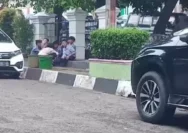 Pelajar SMP Asyik Nongkrong Sambil Isap Rokok