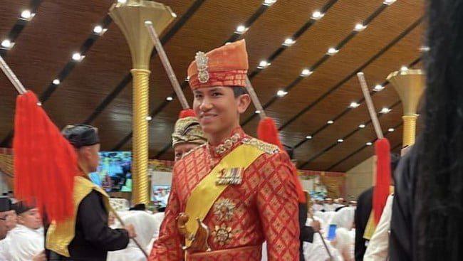 Motif Ketupat Keemasan Yang Menghiasi Sekujur Busananya Sukses Memancarkan Aura Kemewahan