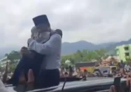 Anies Dipeluk Bocah Perempuan saat Kampanye di Tapsel
