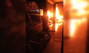 Mobil Caleg Pkb Neng Eem Dilempar Bom Molotov, 1 Mobil Terbakar 3 Mobil Caleg Pkb Neng Eem Dilempar Bom Molotov, 1 Mobil Terbakar