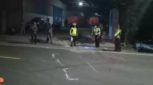 Pejalan Kaki Tewas Terlindas Truk Saat Parkir 8 Pejalan Kaki Tewas Terlindas Truk Saat Parkir
