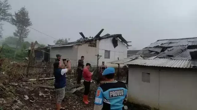 Puting Beliung Kembali Terjadi di Bandung, 16 Rumah Rusak