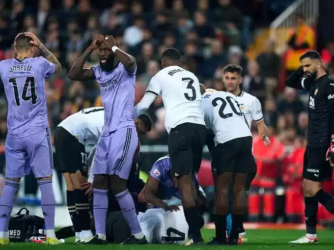 Hasil Laga Valencia Vs Madrid : Skor 2-2, Sempat Terjadi Insiden Horor 1 Hasil Laga Valencia Vs Madrid, Skor 2-2, Sempat Terjadi Insiden Horor