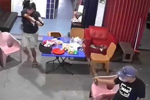 Insiden Viral: Pria Serang Polisi Dengan Golok, Diduga Balas Dendam 6 Insiden Viral, Pria Serang Polisi Dengan Golok, Diduga Balas Dendam