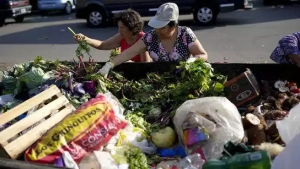 Kondisi Mengerikan Di Argentina: Warga Melakukan Pencarian Makanan Dari Sampah 10 Kondisi Mengerikan Di Argentina: Warga Melakukan Pencarian Makanan Dari Sampah