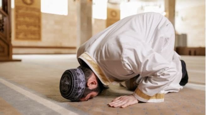 Niat Sholat Witir 3 Rakaat: Bacaan Arab, Latin, Dan Terjemahan Yang Benar 1 Niat Sholat Witir 3 Rakaat, Bacaan Arab, Latin, Dan Terjemahan Yang Benar