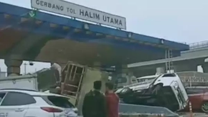 Tabrakan Beruntun Di Gerbang Tol Halim: Sopir Truk Diduga Ugal-Ugalan 6 Tabrakan Beruntun Di Gerbang Tol Halim, Sopir Truk Diduga Ugal-Ugalan