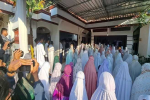 Kontroversial! Lebaran Di Gunung Kidul, Karena Dapat Telfon Dari Tuhan, Netizen: Minta Nomornya Mbah... 2 Kontroversial! Lebaran Di Gunung Kidul, Karena Dapat Telfon Dari Tuhan, Netizen, Minta Nomornya Mbah...