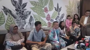 Hotman Paris Desak Penyelidikan Baru, Curiga Oknum Aparat Terlibat Kasus Vina Cirebon 6 Hotman Paris Desak Penyelidikan Baru, Curiga Oknum Aparat Terlibat Kasus Vina Cirebon