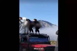 Viral! 3 Turis Belanda Tunjukkan Bokong Di Gunung Bromo, Netizen Geram 1 Viral! 3 Turis Belanda Tunjukkan Bokong Di Gunung Bromo, Netizen Geram