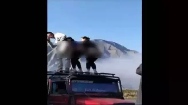 Viral! 3 Turis Belanda Tunjukkan Bokong di Gunung Bromo, Netizen Geram