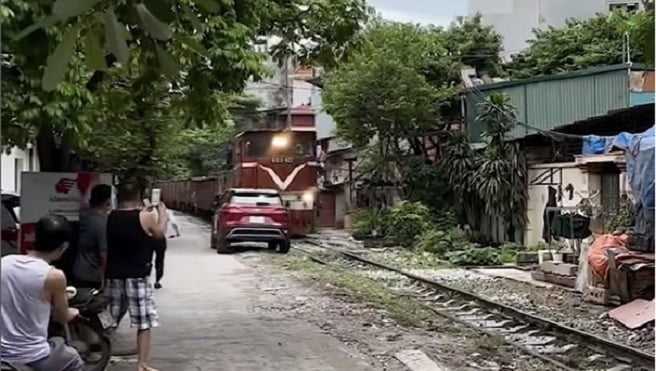 Tragis! Hyundai Creta Hancur Ditabrak Kereta Akibat Parkir Sembarangan 1 Hyundai