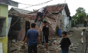 Rumah Di Cilegon Ambruk Akibat Terjangan Hujan Dan Angin Kencang 12 Rumah Di Cilegon Ambruk Akibat Terjangan Hujan Dan Angin Kencang