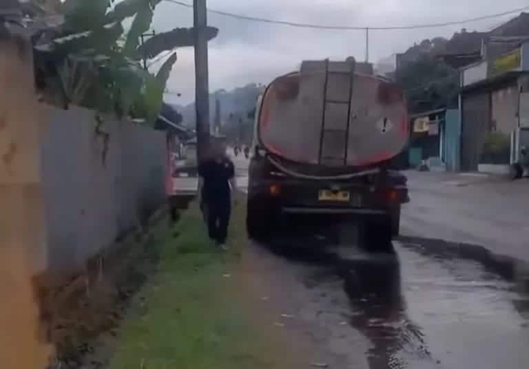 Heboh! Truk Tangki Bocor, Cairan Kimia Berbahaya Rusak Puluhan Kendaraan 1 Heboh! Truk Tangki Bocor, Cairan Kimia Berbahaya Rusak Puluhan Kendaraan