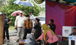 Meski Diguyur Hujan, Antusiasme Pemilih Di Psu Bangka Barat Tetap Tinggi! 9 Meski Diguyur Hujan, Antusiasme Pemilih Di Psu Bangka Barat Tetap Tinggi!