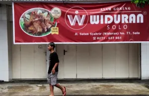 Wali Kota Solo Resmi Tutup Sementara Resto Ayam Goreng Widuran Yang Viral Nonhalal 4 Wali Kota Solo Resmi Tutup Sementara Resto Ayam Goreng Widuran Yang Viral Nonhalal