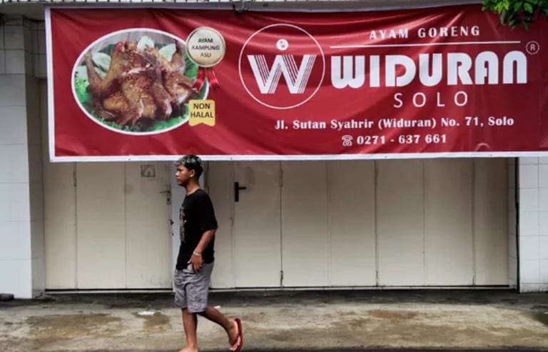 Wali Kota Solo Resmi Tutup Sementara Resto Ayam Goreng Widuran Yang Viral Nonhalal 1 Wali Kota Solo Resmi Tutup Sementara Resto Ayam Goreng Widuran Yang Viral Nonhalal