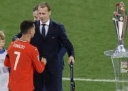 Cristiano Ronaldo Cedera di Final, Tapi Antar Portugal Jadi Juara Lagi