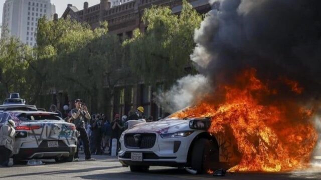 Kota Los Angeles Membara! Demo Rusuh, Mobil Dibakar dan Bentrok Pecah