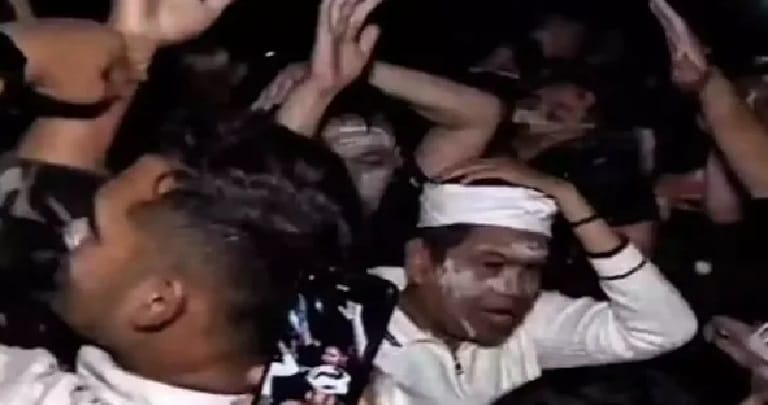 Detik-Detik Dedi Mulyadi Dilempari Massa Demo, Terdengar Teriakan 'Woy Jangan Syuting!' 1 Detik-Detik Dedi Mulyadi Dilempari Massa Demo