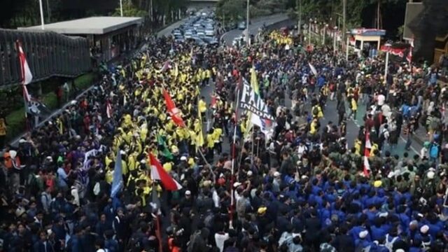 Heboh! Pendemo Jebol Polda Metro, Massa Teriakan ‘Pembunuh’