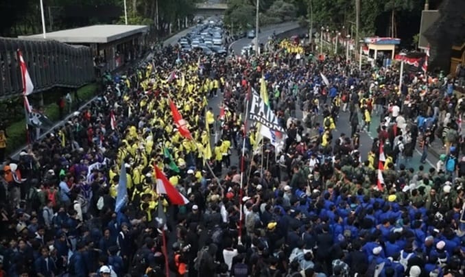 Heboh! Pendemo Jebol Polda Metro, Massa Teriakan ‘Pembunuh’ 1 Heboh! Pendemo Jebol Polda Metro, Massa Teriakan ‘Pembunuh’