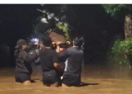 Kisah Aldi, Warga Lumajang yang Gendong Motor di Tengah Banjir Parah