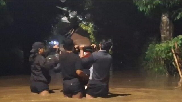 Kisah Aldi, Warga Lumajang yang Gendong Motor di Tengah Banjir Parah