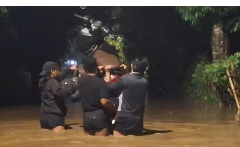 Kisah Aldi, Warga Lumajang yang Gendong Motor di Tengah Banjir Parah