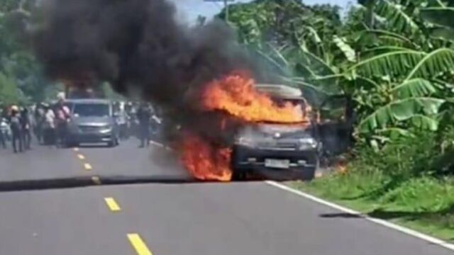 Mobil Boks Pengisi ATM Terbakar di Polman, Uang Rp4,6 Miliar Ludes Dilalap Api 1 Mobil Boks Pengisi ATM Terbakar di Polman, Uang Rp4,6 Miliar Ludes Dilalap Api