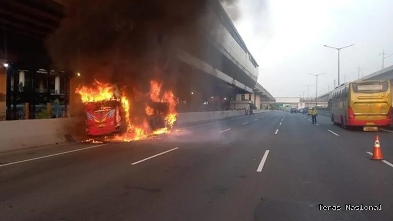 Bus Peziarah Terbakar Di Tol Cikampek, Diduga Akibat Korsleting Sound System