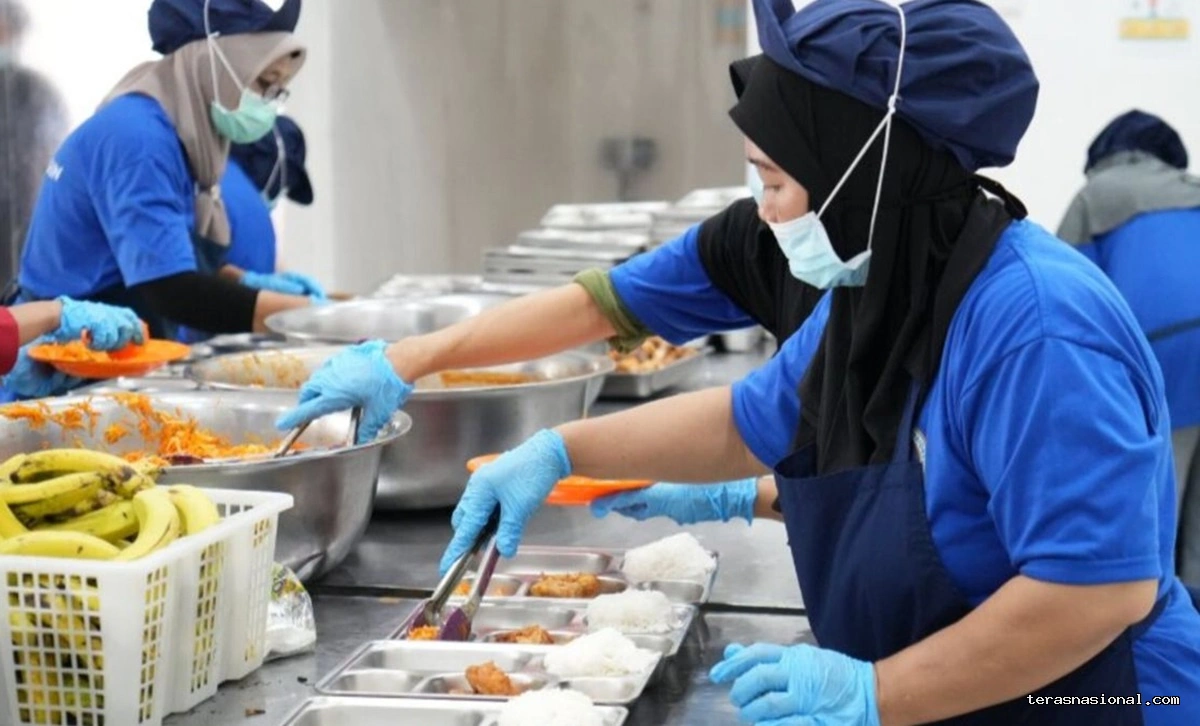 6.877 Dapur MBG Kelebihan Kuota, Negara Rugi Rp 43 Miliar/Hari 1 6.877 Dapur MBG Kelebihan Kuota Negara Rugi Rp 43 Miliar