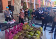Polda Bali Ungkap Jaringan Penyalahgunaan BBM dan LPG Bersubsidi, 8 Tersangka Ditangkap 8 Polda Bali Ungkap Jaringan Penyalahgunaan BBM Dan LPG Bersubsidi 8 Tersangka Ditangkap